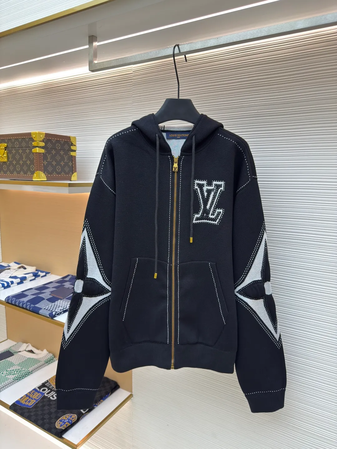 LOUIS VUITTON four-leaf clover zipper jacket ●Authentic product: purchased and developed for 18500 ●Item number: 1680392-B75 ●Fabric: combed siro spinning ●Technology: knitting ●Version: fitted version ●Weight: about 985 grams ●Size: S-M-L-XL ●Description: The fabric is made of 60-count double-strand combed siro spun yarn, which is twisted into one strand from 3 yarns, and is fixed-dyed in beige gray. Imported 1 4 knitting machines are used. A variety of local jacquard techniques plus an extremely complex double-sided middle plating technique can make the pattern convex and increase the thickness. Fine 16-needle sewing plate plus flat turning technology. The whole piece is washed with soft water. Same style for men and women!